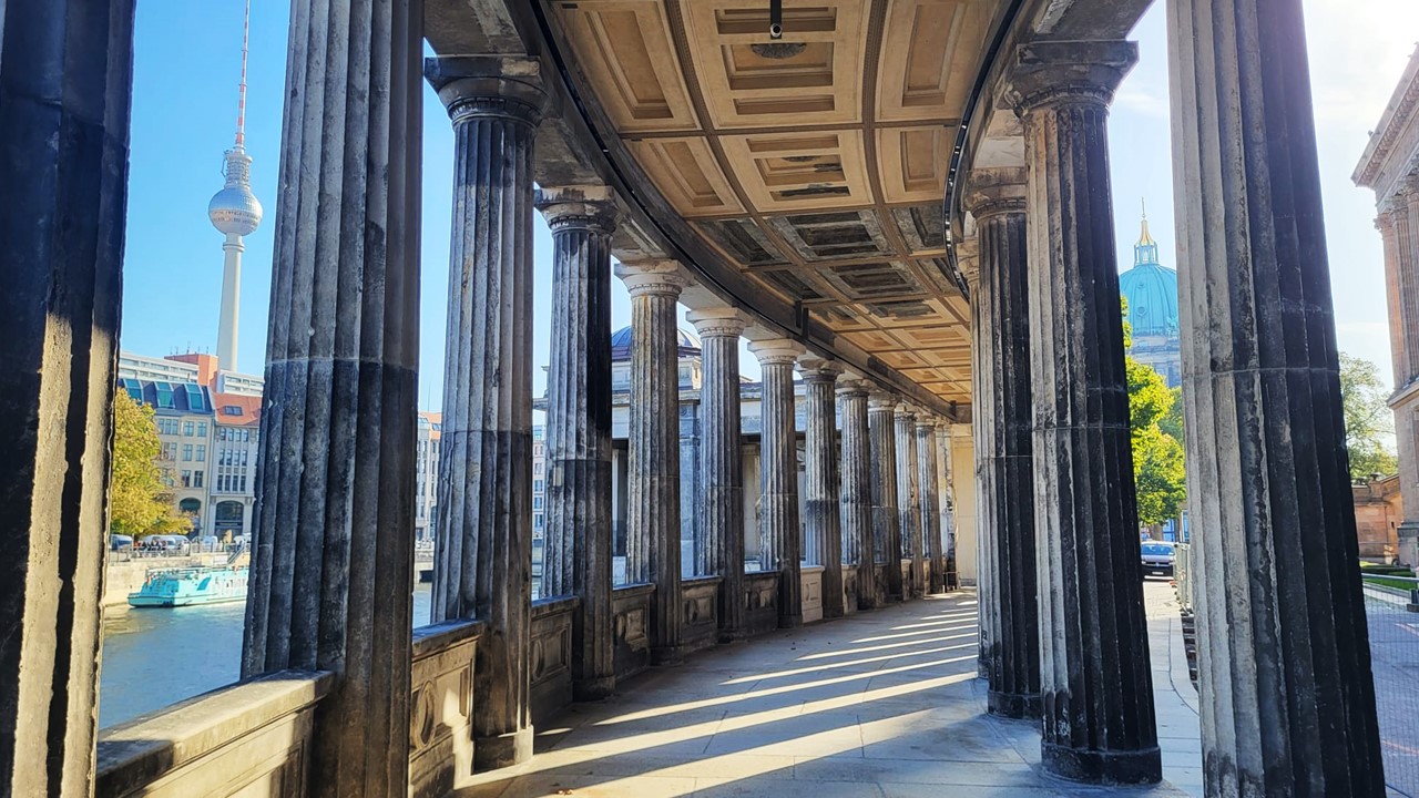 Sulenkolonnaden, verbindendes Element des Pergamonmuseums, Neuen Museums sowie der Alten Nationalgalerie